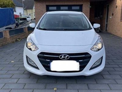 Weiß Gebraucht 2015 Hyundai i30 Style Kombi | 1.600 €