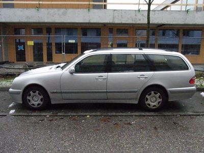 Gebraucht Mercedes E220 Classic 194 PS (142 kW) 2001 Grau metallic Kombi