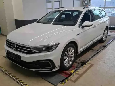 Używany VW Passat GTE 156 KM (114 kW) 2021 Biały Kombi