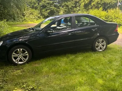 Gebraucht Mercedes C200 122 PS (89 kW) 2006 Blau Limousine