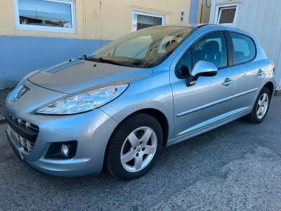 Gebraucht Peugeot 207 Premium 95 PS (69 kW) 2009 Silber Limousine