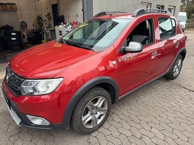 Gebraucht Dacia Sandero Prestige 90 PS (66 kW) 2017 Rot Limousine