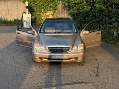 Gebraucht Mercedes C180 129 PS (94 kW) 2001 Gold Limousine