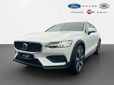Gebraucht Volvo V60 CC Ultimate 197 PS (144 kW) 2024 Crystalwhite pearl Kombi