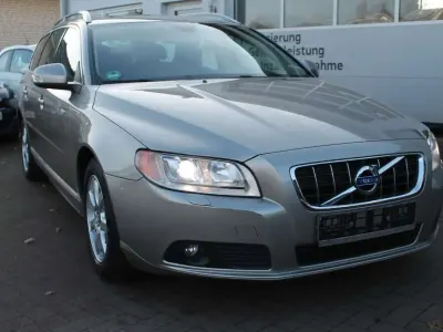 Gebraucht Volvo V70 Summum 109 PS (80 kW) 2010 Gold Kombi