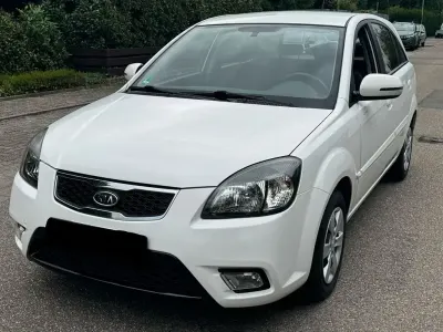 Gebraucht Kia Rio 111 PS (81 kW) 2010 Weiß Limousine