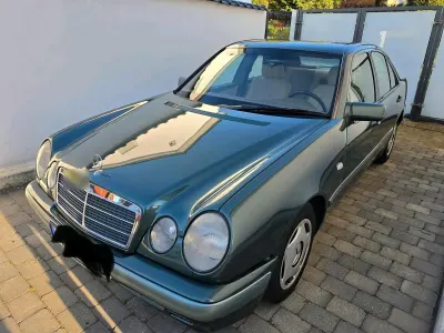 Gebraucht Mercedes E300 Classic 136 PS (100 kW) 1996 Grün Limousine
