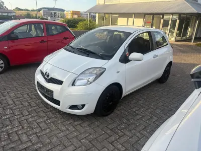 Gebraucht Toyota Yaris 90 PS (66 kW) 2011 Weiß Kleinwagen