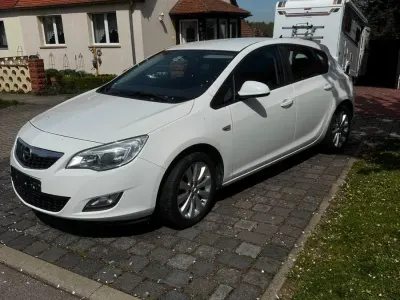 Second-hand Opel Astra Design Edition 101 CP (74 kW) 2011 Alb Berlinǎ