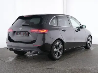 Używany Mercedes B200 Progressive 163 KM (119 kW) 2025 Czarny Minivan