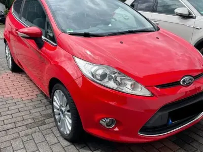 Gebraucht Ford Fiesta Titanium 82 PS (60 kW) 2010 Rot Limousine