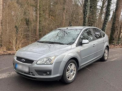 Gebraucht Ford Focus Ghia 101 PS (74 kW) 2005 Grau Limousine