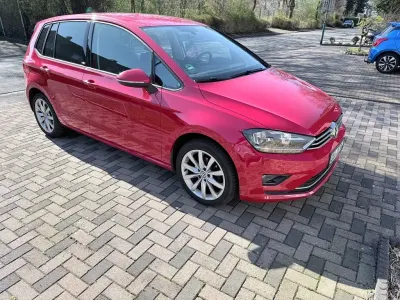 Używany VW Golf Sportsvan Allstar 110 KM (80 kW) 2016 Czerwony Minivan