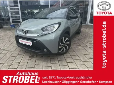 Neu Toyota Aygo X 72 PS (52 kW) 2025 Urban khaki, dach mysticschwar SUV