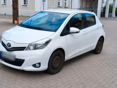 Gebraucht Toyota Yaris 69 PS (50 kW) 2012 Weiß Kleinwagen