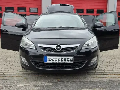 Gebraucht Opel Astra Cosmo 110 PS (80 kW) 2010 Schwarz Limousine