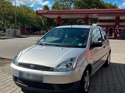 Gebraucht Ford Fiesta 60 PS (44 kW) 2004 Silber Kleinwagen