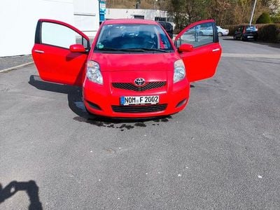 Second-hand Toyota Yaris Cool 69 CP (50 kW) 2011 Roșu Hatchback