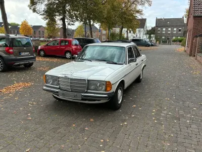 Gebraucht Mercedes 240 72 PS (52 kW) 1982 Weiß Limousine