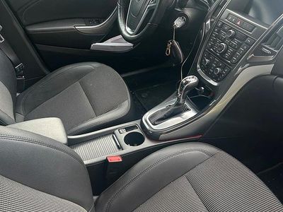 Second-hand Opel Astra 140 CP (102 kW) 2012 Auriu Berlinǎ