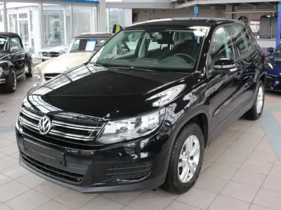 Gebraucht VW Tiguan Trendline 122 PS (89 kW) 2014 Deep black perleffekt SUV