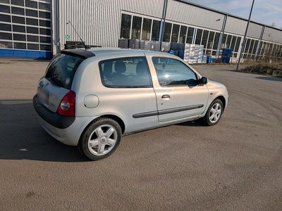 Gebraucht Renault Clio II 75 PS (55 kW) 2003 Silber Kleinwagen