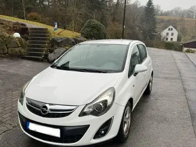 Używany Opel Corsa Innovation 87 KM (63 kW) 2011 Biały Hatchback