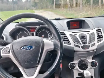 Gebraucht Ford Fiesta 80 PS (58 kW) 2010 Rot Kleinwagen