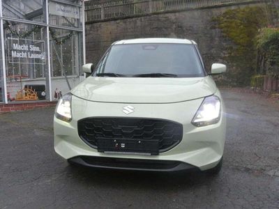 Cool yellow metallic Neu 2025 Suzuki Swift Comfort+ Limousine | 21.500 €