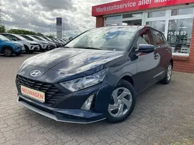 Neu Hyundai i20 Comfort 79 PS (58 kW) 2025 Grau Limousine