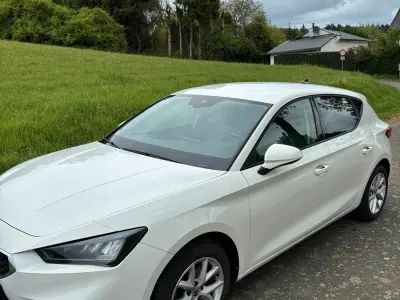 Używany Seat Leon Style 110 KM (80 kW) 2021 Biały Sedan/Limuzyna