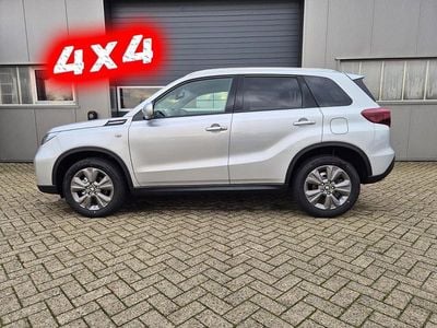 Silky silver metallic Neu 2025 Suzuki Vitara Comfort SUV | 26.079 € (Fairer Preis)