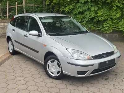 Usado Ford Focus 100 CV (73 kW) 2003 Plateado Berlina