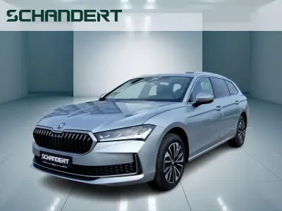 Neu Skoda Superb Selection 193 PS (141 kW) 2026 Ebony schwarz metallic Kombi