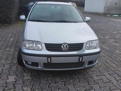 Grau Gebraucht 2000 VW Polo Kombi | 1.200 € (Etwas zu teuer)