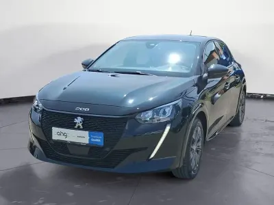 Gebraucht Peugeot e-208 Allure+ 100 kW (136 PS) 2023 Lackierung schwarz perla Kleinwagen