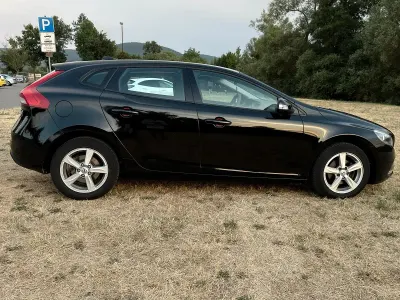 Gebraucht Volvo V40 Kinetic 120 PS (88 kW) 2014 Schwarz Kleinwagen