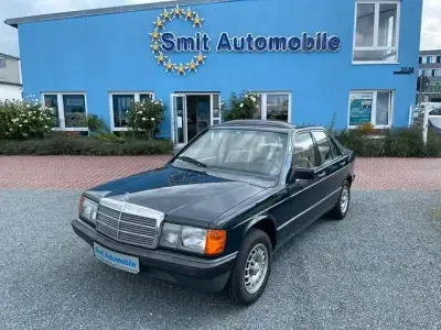 Usado Mercedes 190 122 CV (89 kW) 1983 Azul Berlina