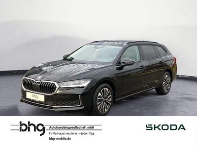 Neu Skoda Superb Selection 204 PS (150 kW) 2026 Grau Kombi