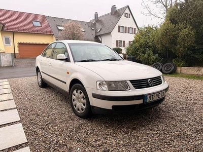 Usata VW Passat Basis 101 CV (74 kW) 1997 Bianco Berlina