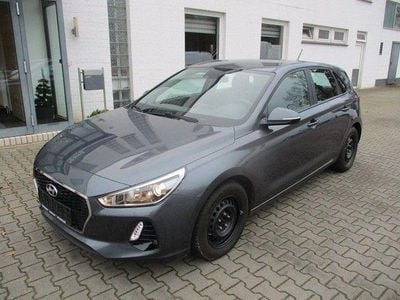 Grau Gebraucht 2017 Hyundai i30 Select Limousine | 7.950 € (Fairer Preis)