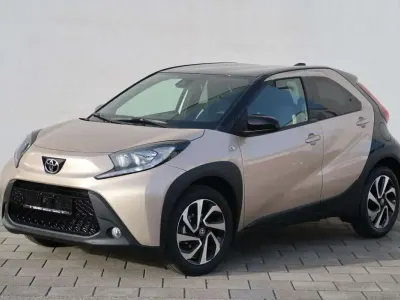 Neu Toyota Aygo X 72 PS (52 kW) 2025 Ginger beige metallic/dach mys SUV