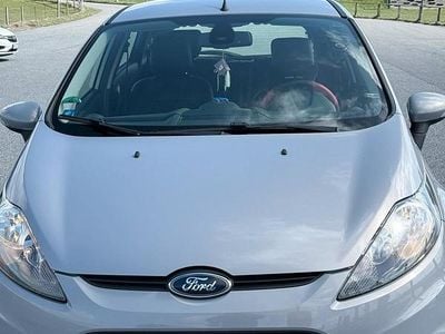 Gebraucht Ford Fiesta 71 PS (52 kW) 2011 Silber Kleinwagen