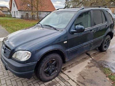 Second-hand Mercedes ML270 163 CP (119 kW) 2001 Negru SUV