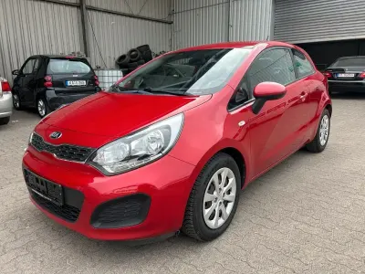 Używany Kia Rio Edition 7 86 KM (63 kW) 2015 Czerwony Sedan/Limuzyna
