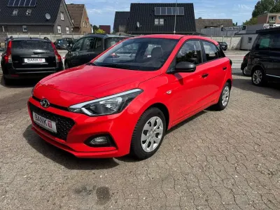 Gebraucht Hyundai i20 Pure 75 PS (55 kW) 2020 Rot Kleinwagen