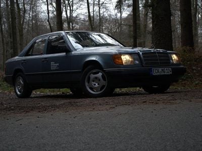 Gebraucht Mercedes E230 132 PS (97 kW) 1989 Blau Limousine