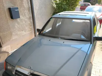 Gebraucht Mercedes E230 136 PS (100 kW) 1988 Blau Limousine
