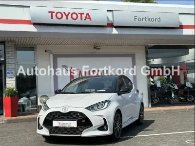 Neu Toyota Yaris Hybrid Sport 131 PS (96 kW) 2026 Platinum white Limousine