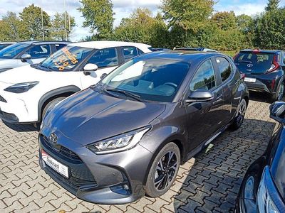 Grau Neu 2025 Toyota Yaris Hybrid Limousine | 27.990 € (Etwas zu teuer)